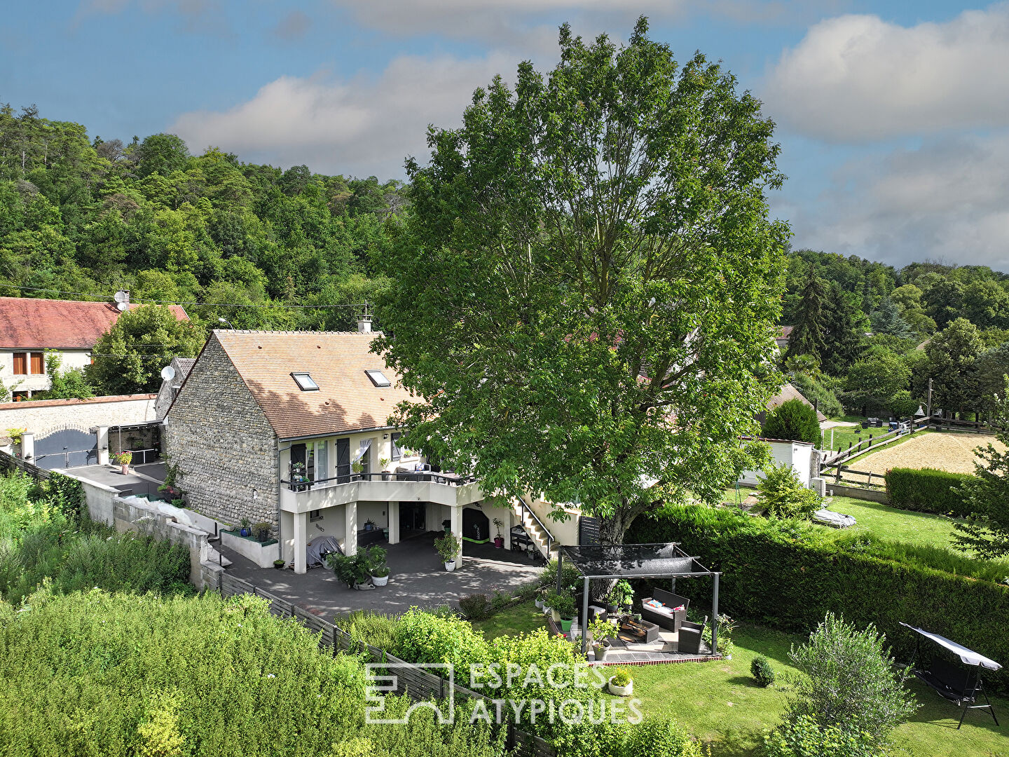 La maison en pierre et sa vue sur la campagne