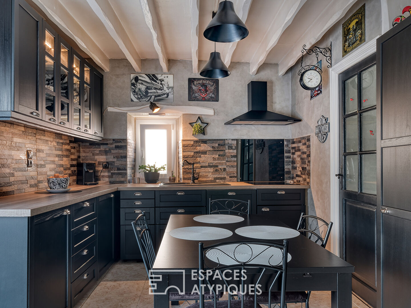 La maison en pierre et sa vue sur la campagne