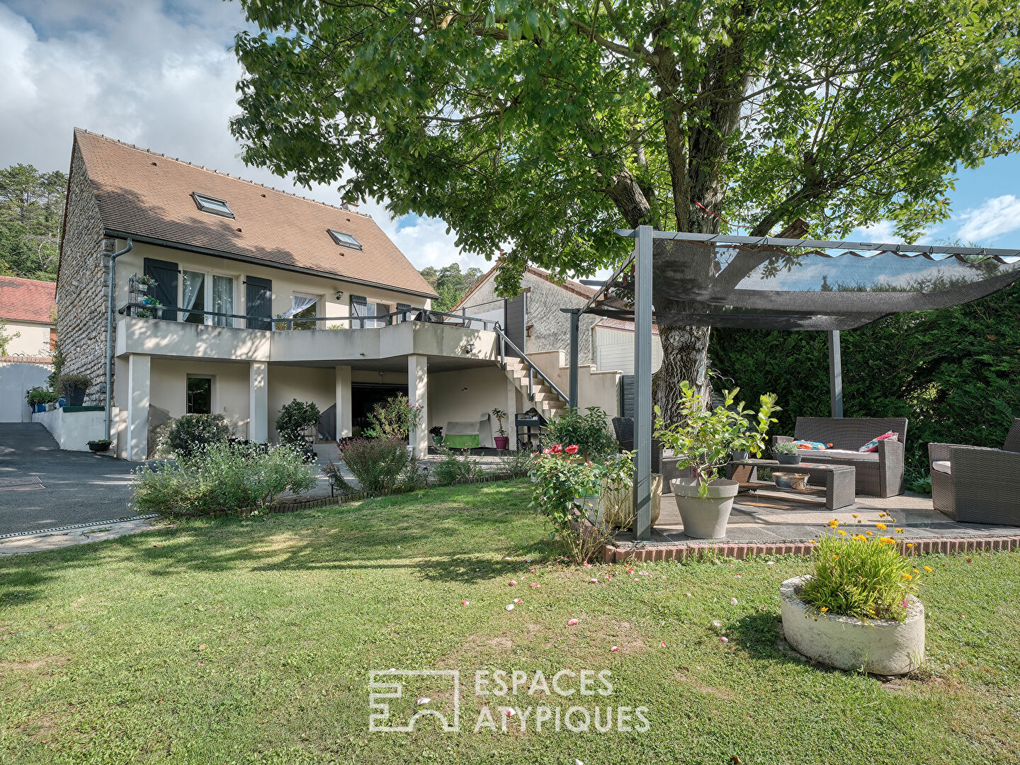 La maison en pierre et sa vue sur la campagne