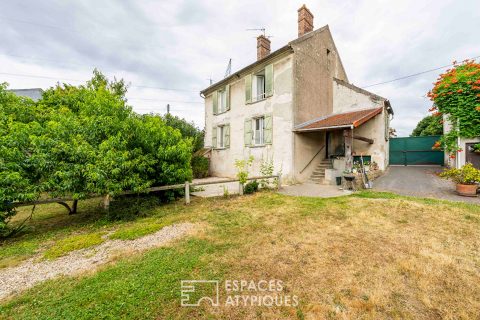 La maison avec sa dépendance et ses écuries