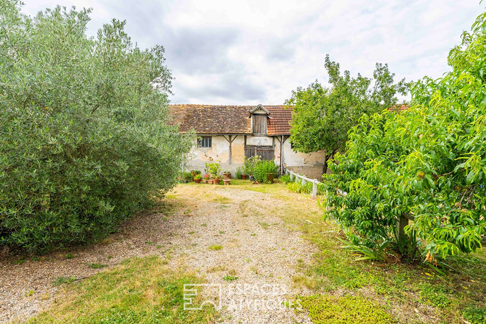 La maison avec sa dépendance et ses écuries