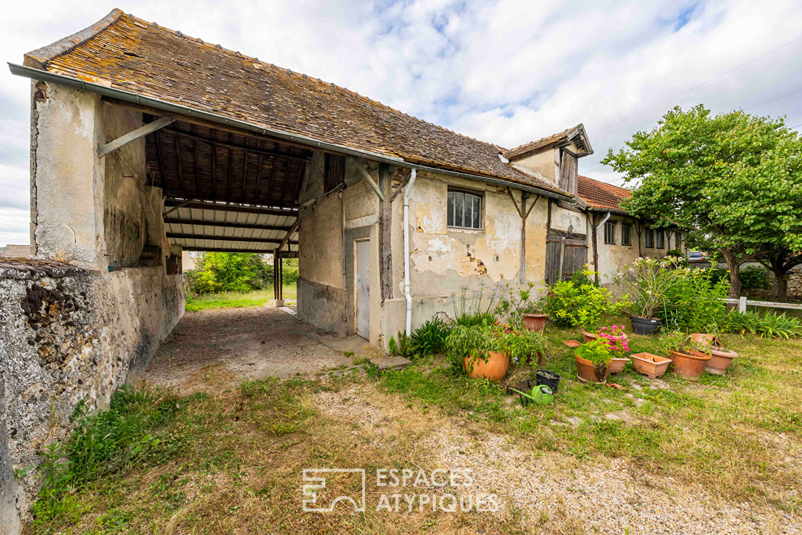 La maison avec sa dépendance et ses écuries