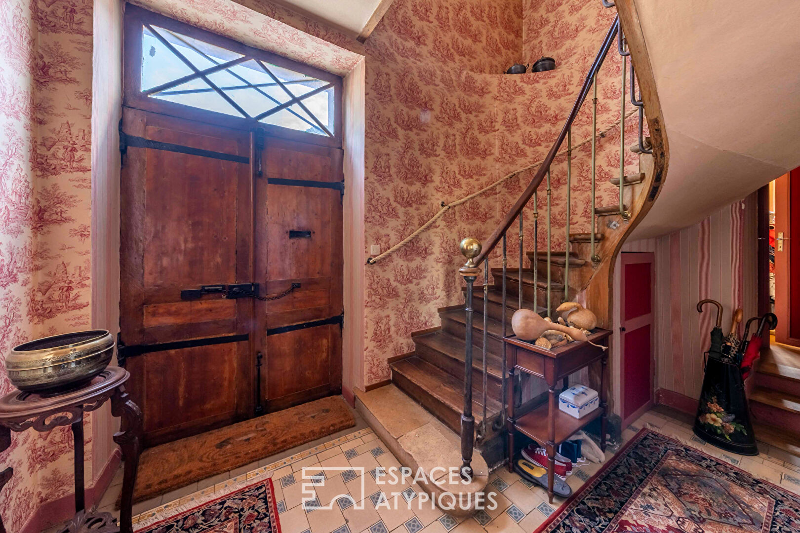 La maison avec sa dépendance et ses écuries