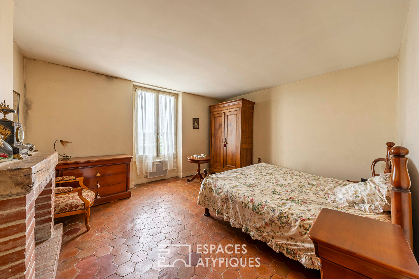 La maison avec sa dépendance et ses écuries