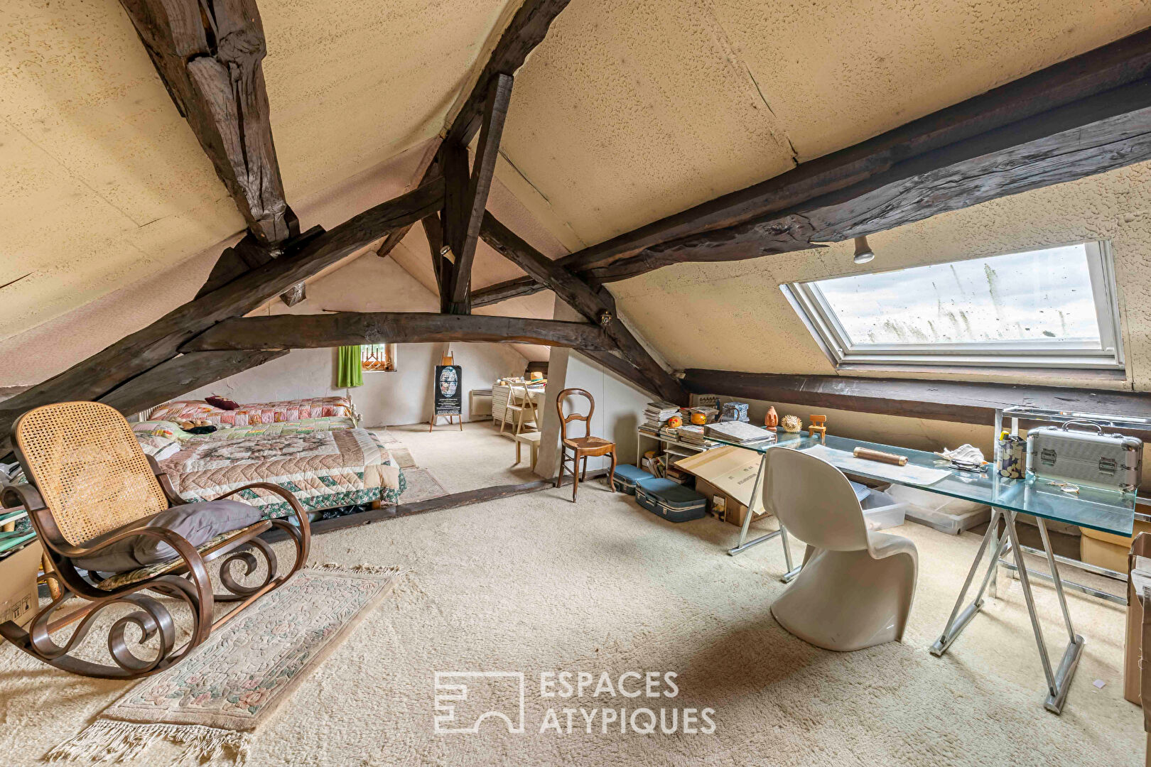 La maison avec sa dépendance et ses écuries