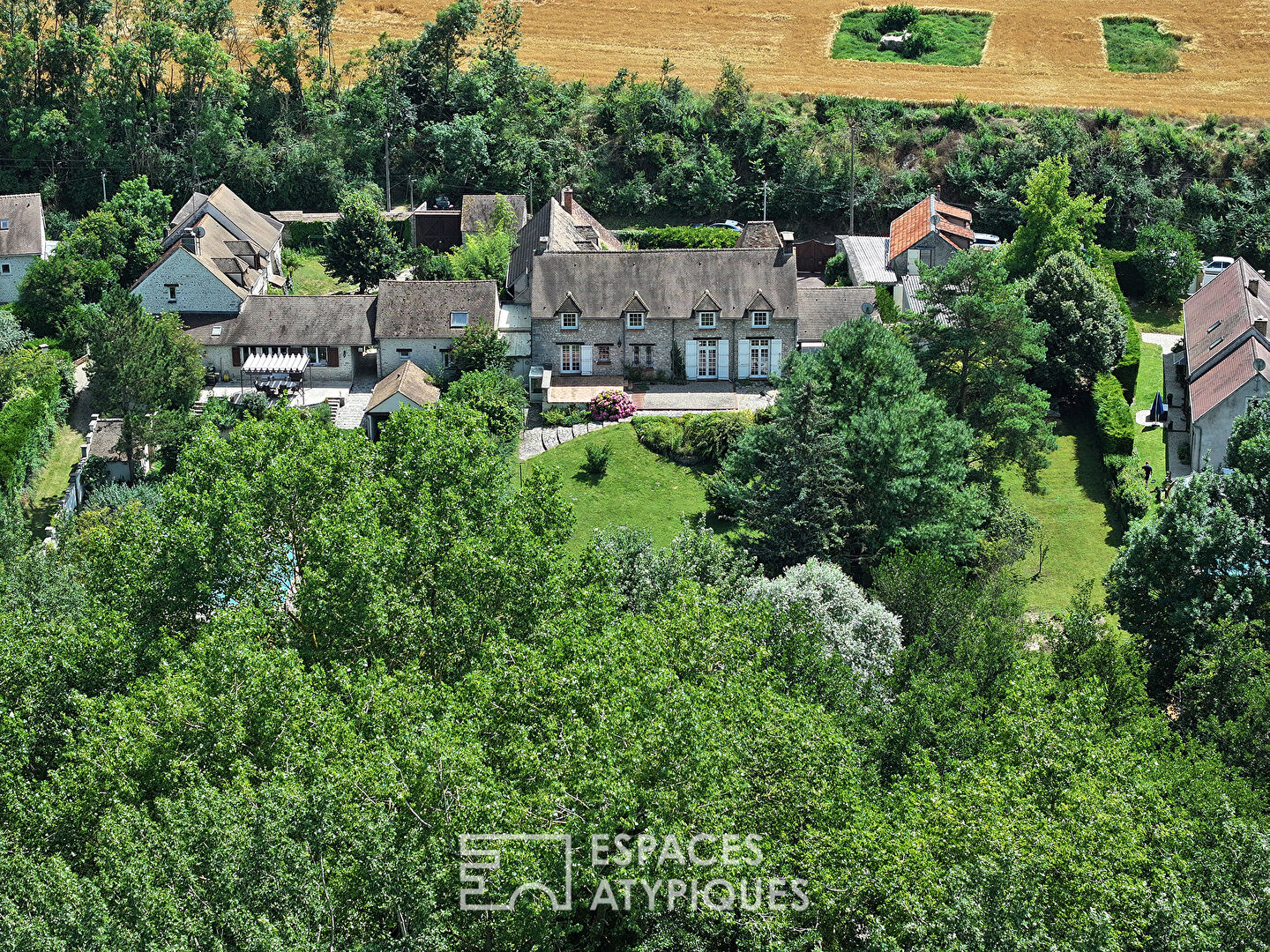 La maison en pierre à la campagne et aux portes de Paris