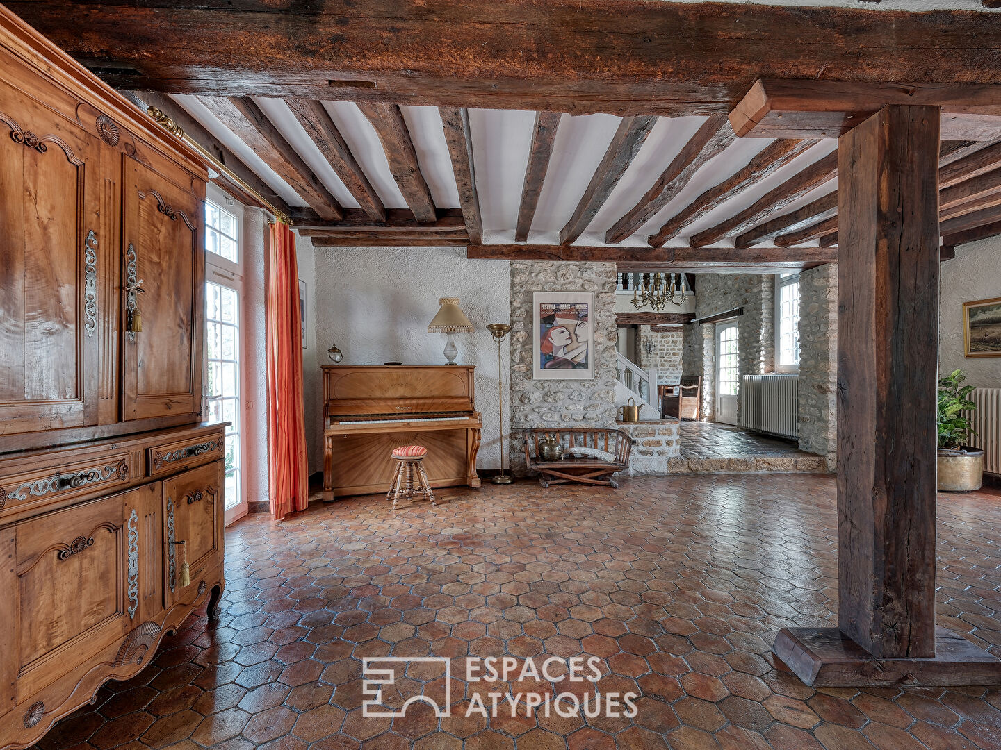 La maison en pierre à la campagne et aux portes de Paris