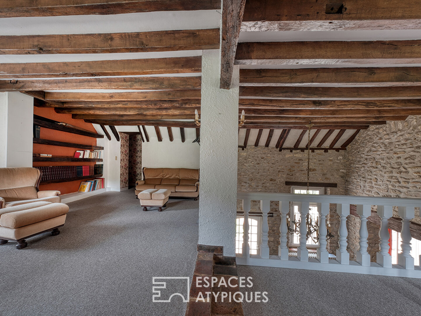 La maison en pierre à la campagne et aux portes de Paris