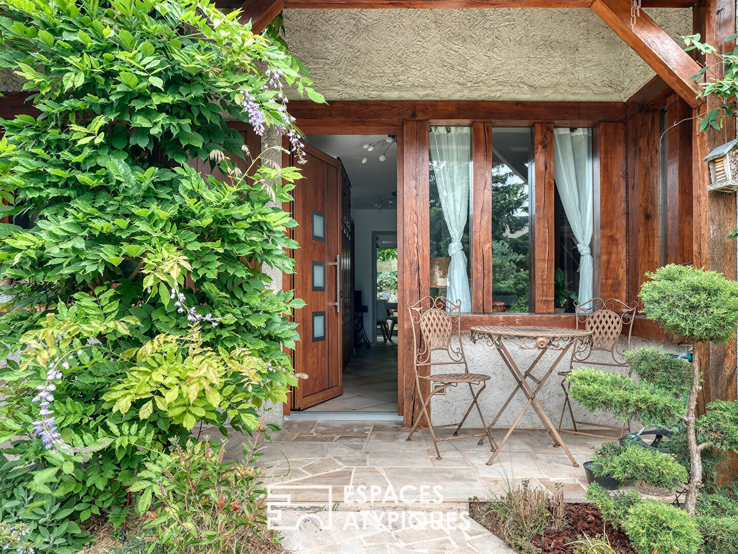 La maison familiale au calme avec sous-sol et jardin verdoyant