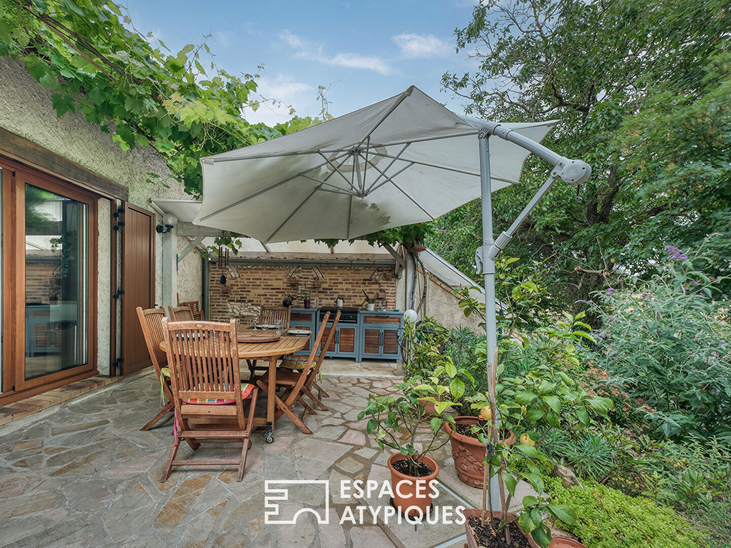 La maison familiale au calme avec sous-sol et jardin verdoyant