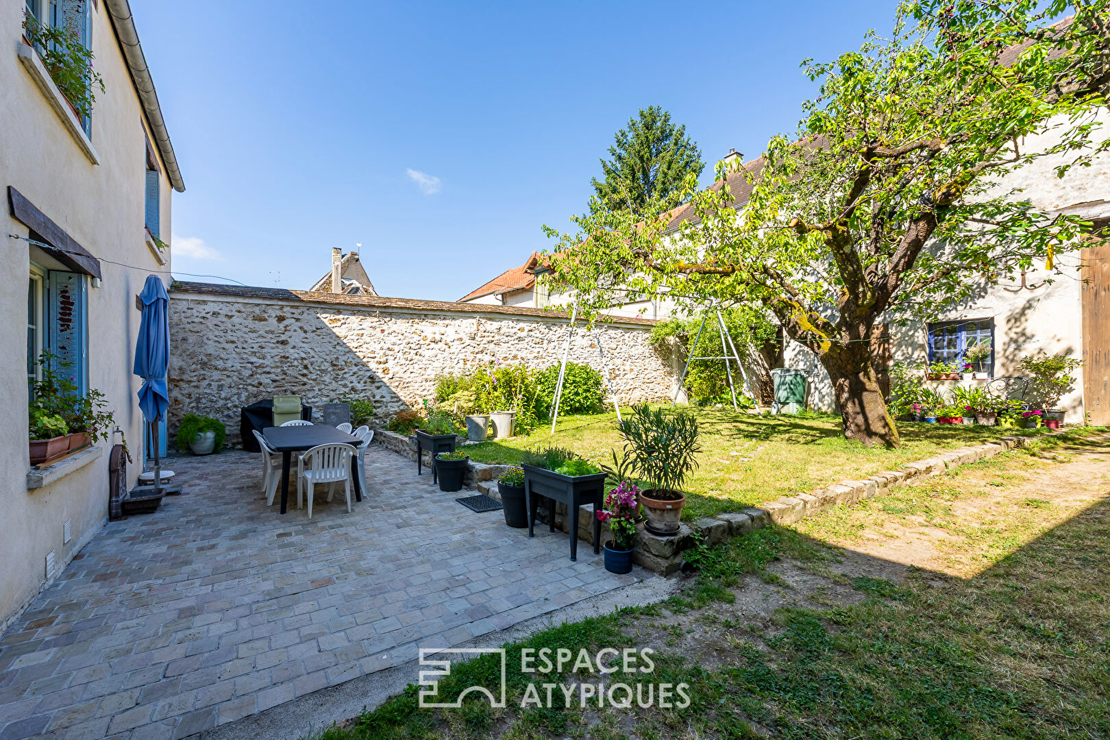 La maison de ville et sa grange à rénover