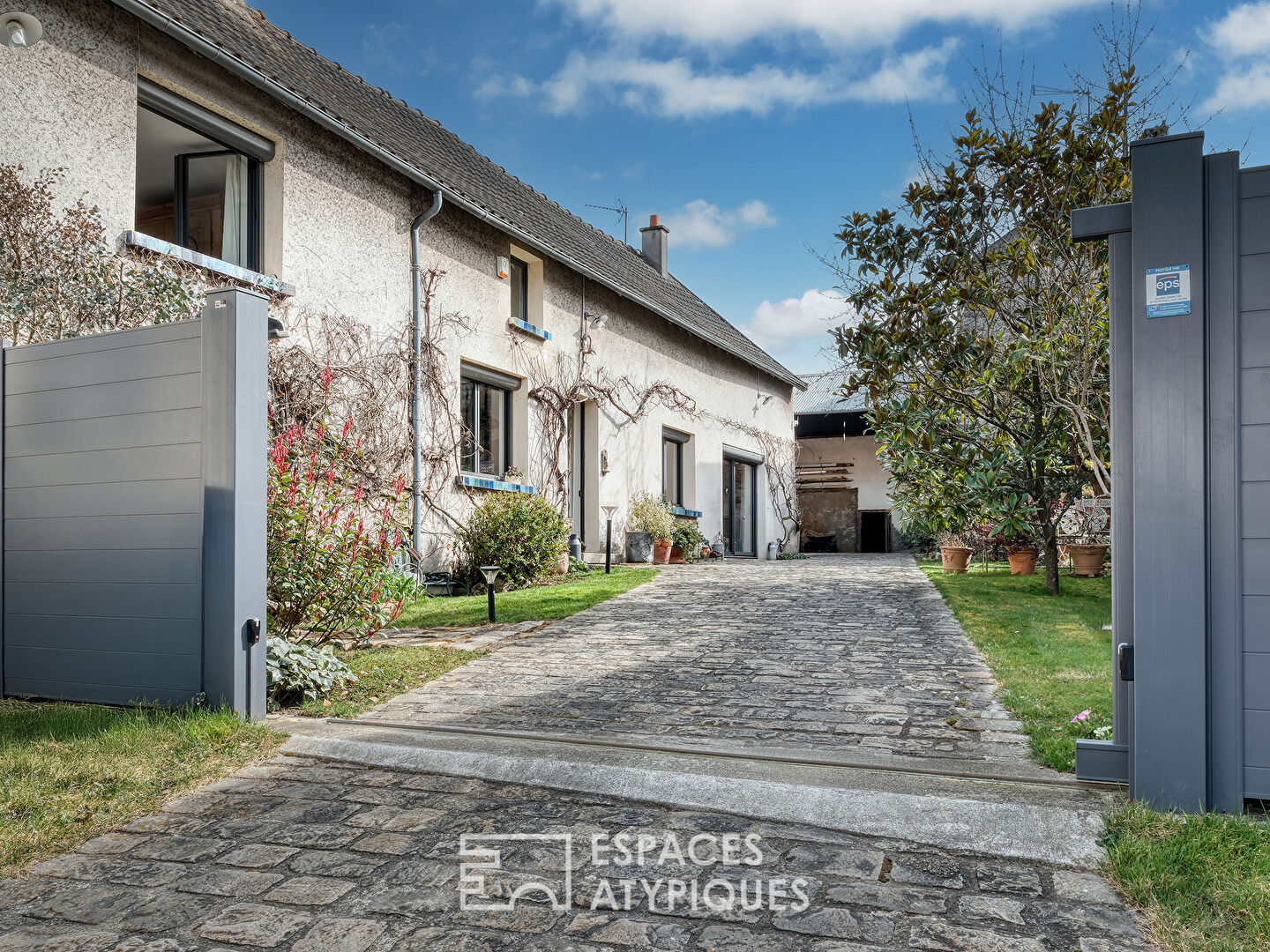 Ancien corps de ferme réhabilité avec une maison d’invités et un jardin paysager