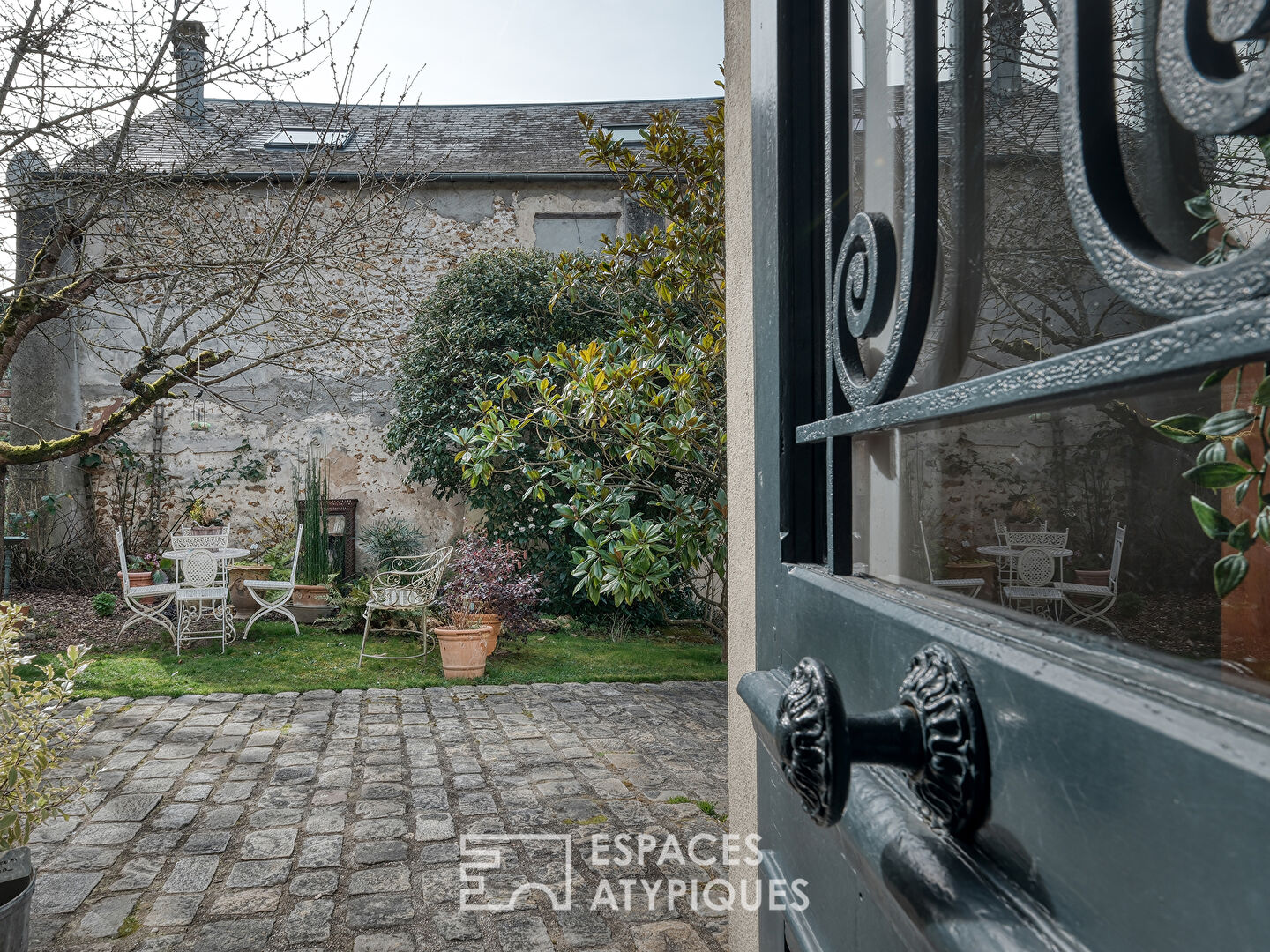 Ancien corps de ferme réhabilité avec une maison d’invités et un jardin paysager