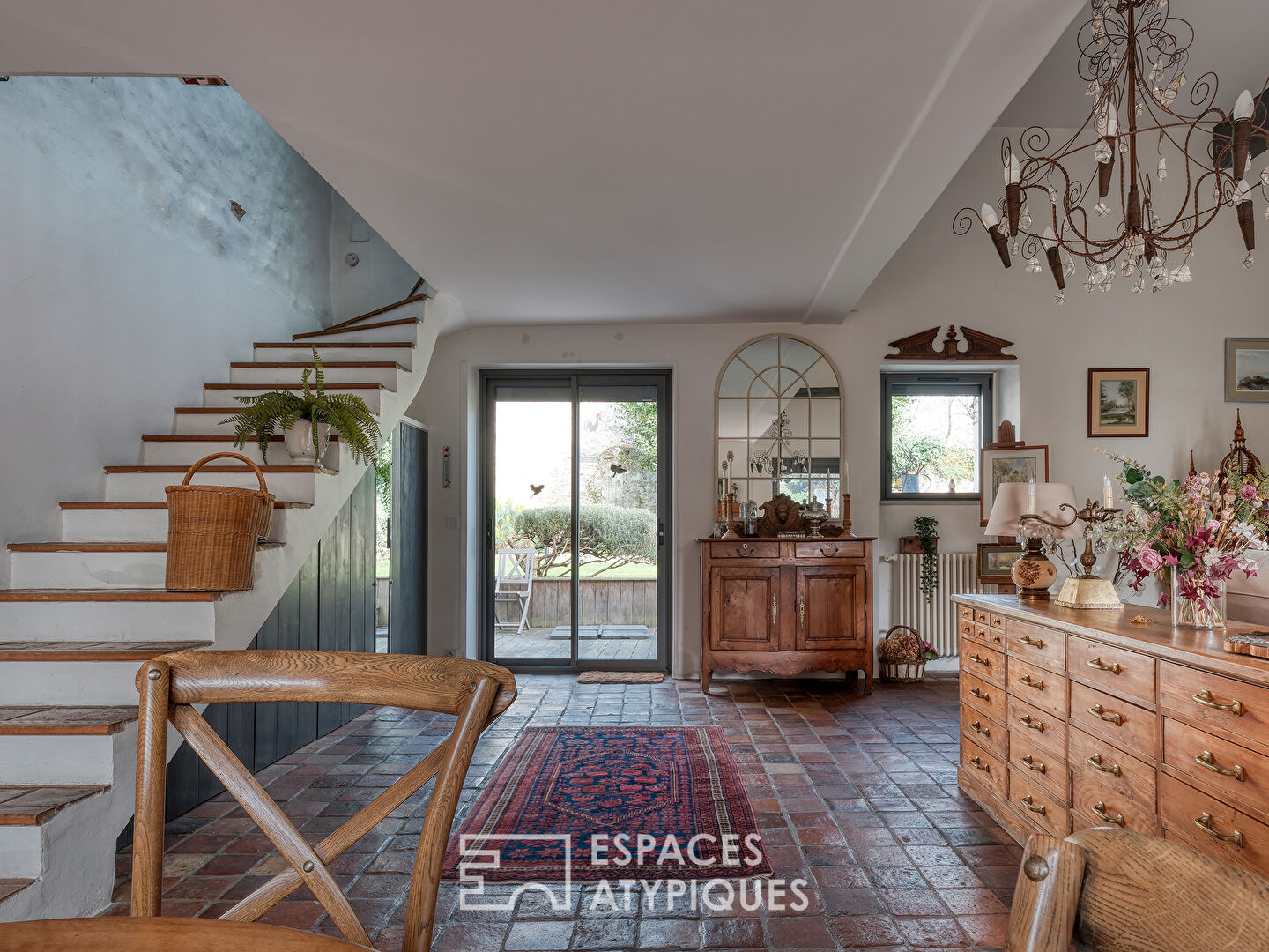 Ancien corps de ferme réhabilité avec une maison d’invités et un jardin paysager
