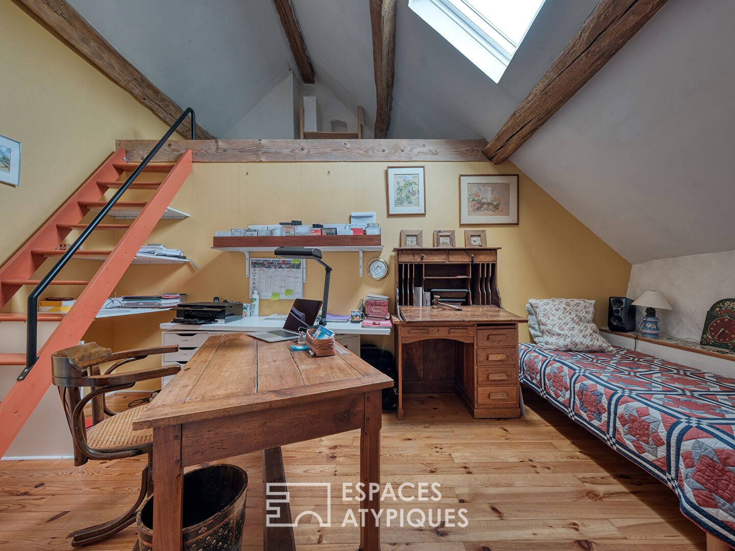 Ancien corps de ferme réhabilité avec une maison d’invités et un jardin paysager