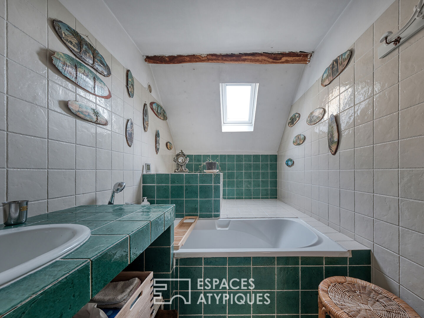 Ancien corps de ferme réhabilité avec une maison d’invités et un jardin paysager