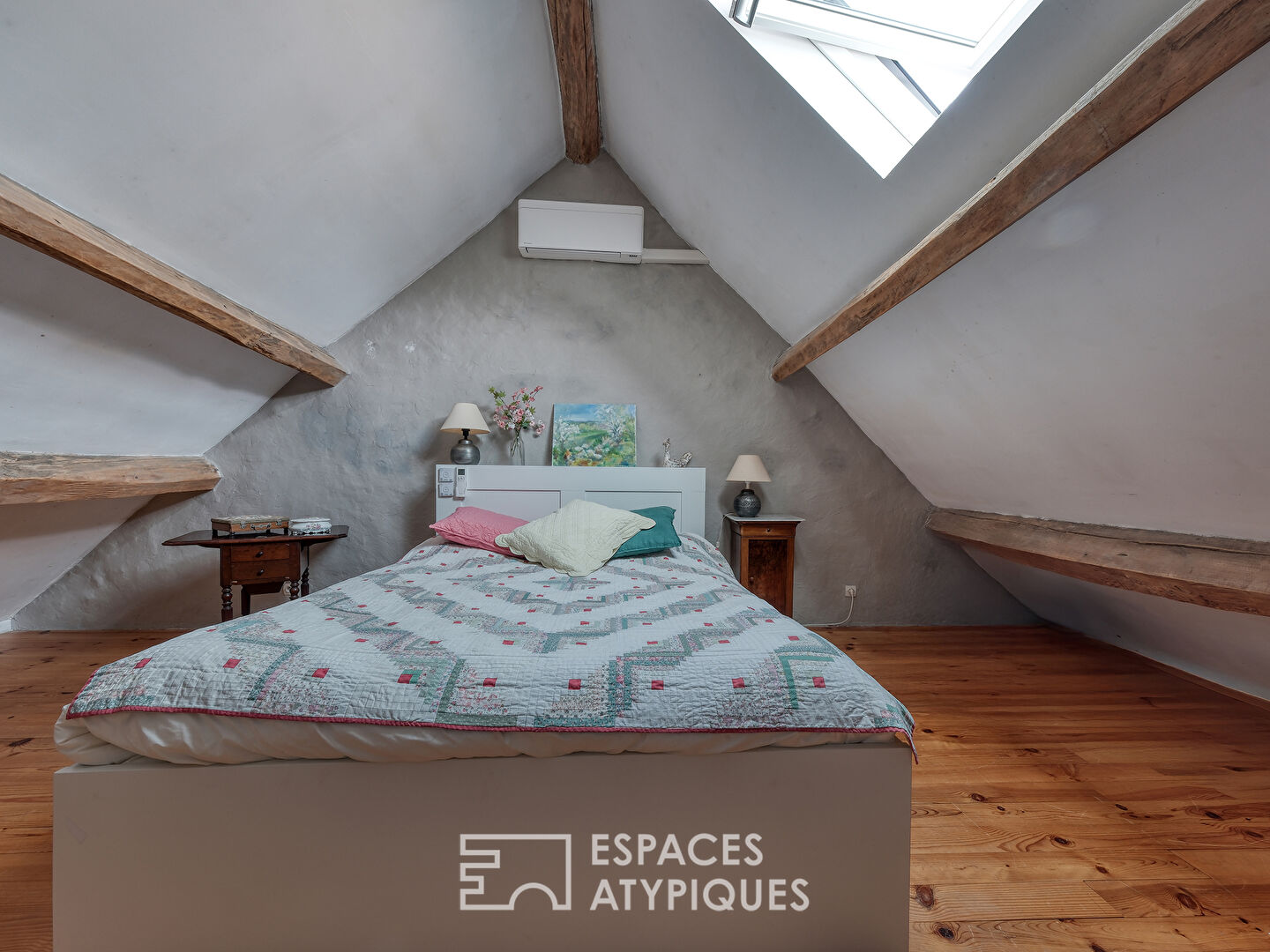 Ancien corps de ferme réhabilité avec une maison d’invités et un jardin paysager