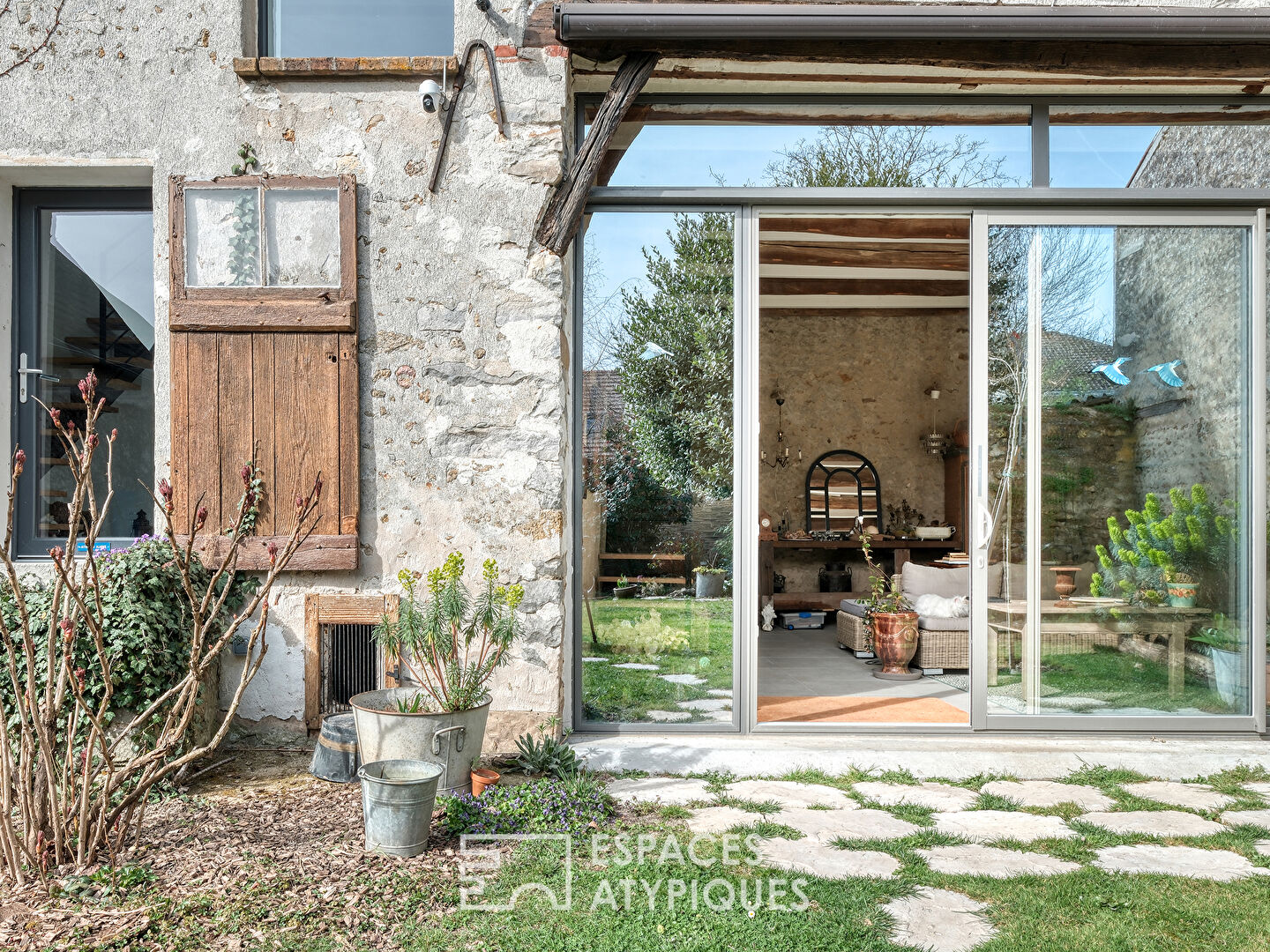 Ancien corps de ferme réhabilité avec une maison d’invités et un jardin paysager