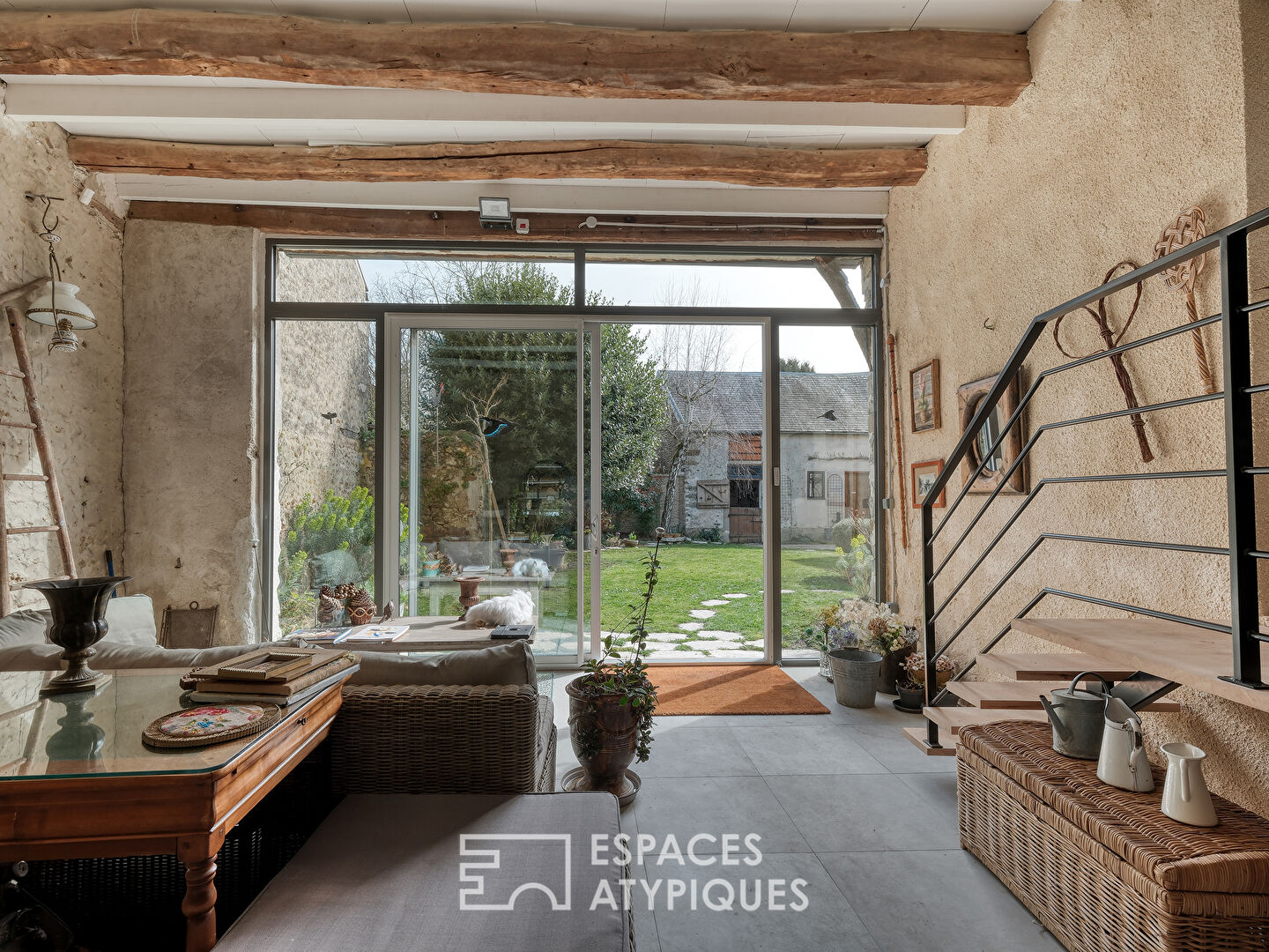 Ancien corps de ferme réhabilité avec une maison d’invités et un jardin paysager