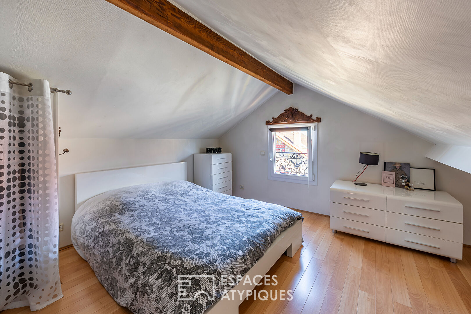 Maison de charme avec studio indépendant et jardin.