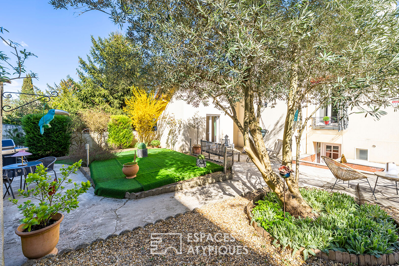 Maison de charme avec studio indépendant et jardin.