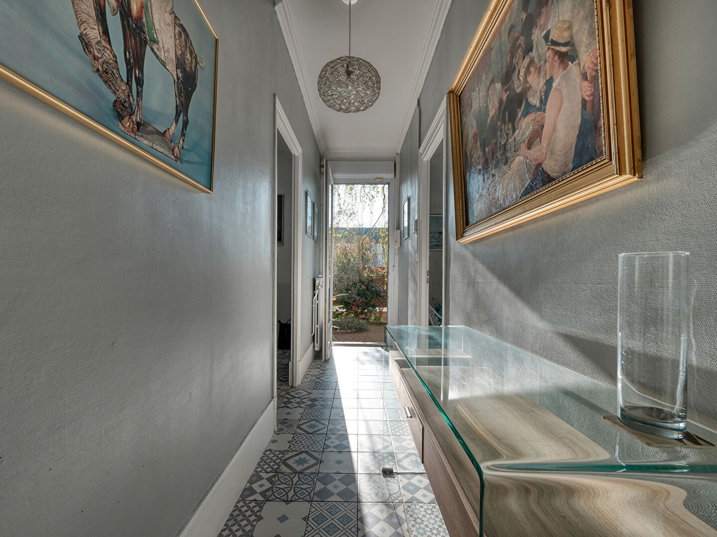 Maison rénovée avec terrasse et jardin dans le centre-ville de Dourdan.