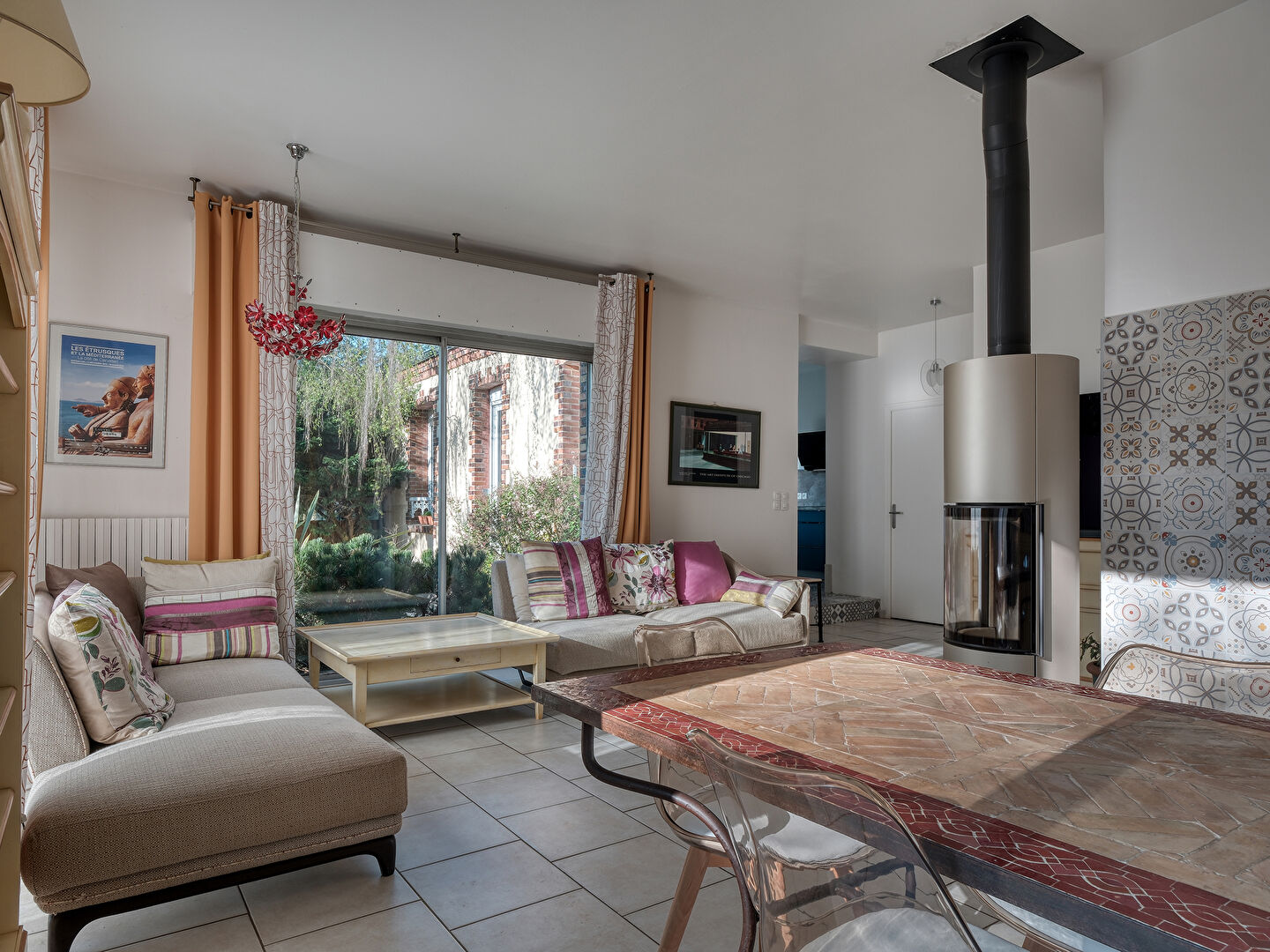 Maison rénovée avec terrasse et jardin dans le centre-ville de Dourdan.