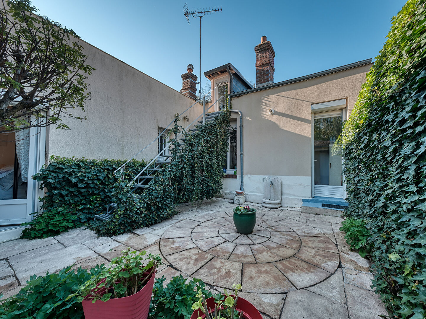 Maison rénovée avec terrasse et jardin dans le centre-ville de Dourdan.