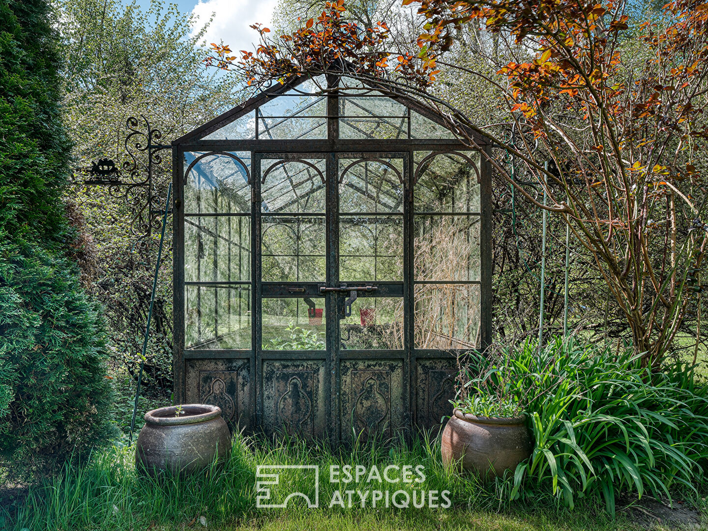 La demeure de campagne dans un parc arboré au sud de Paris