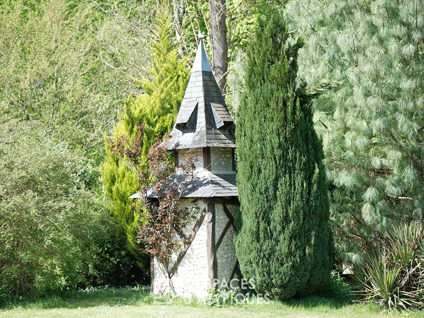 La demeure de campagne dans un parc arboré au sud de Paris