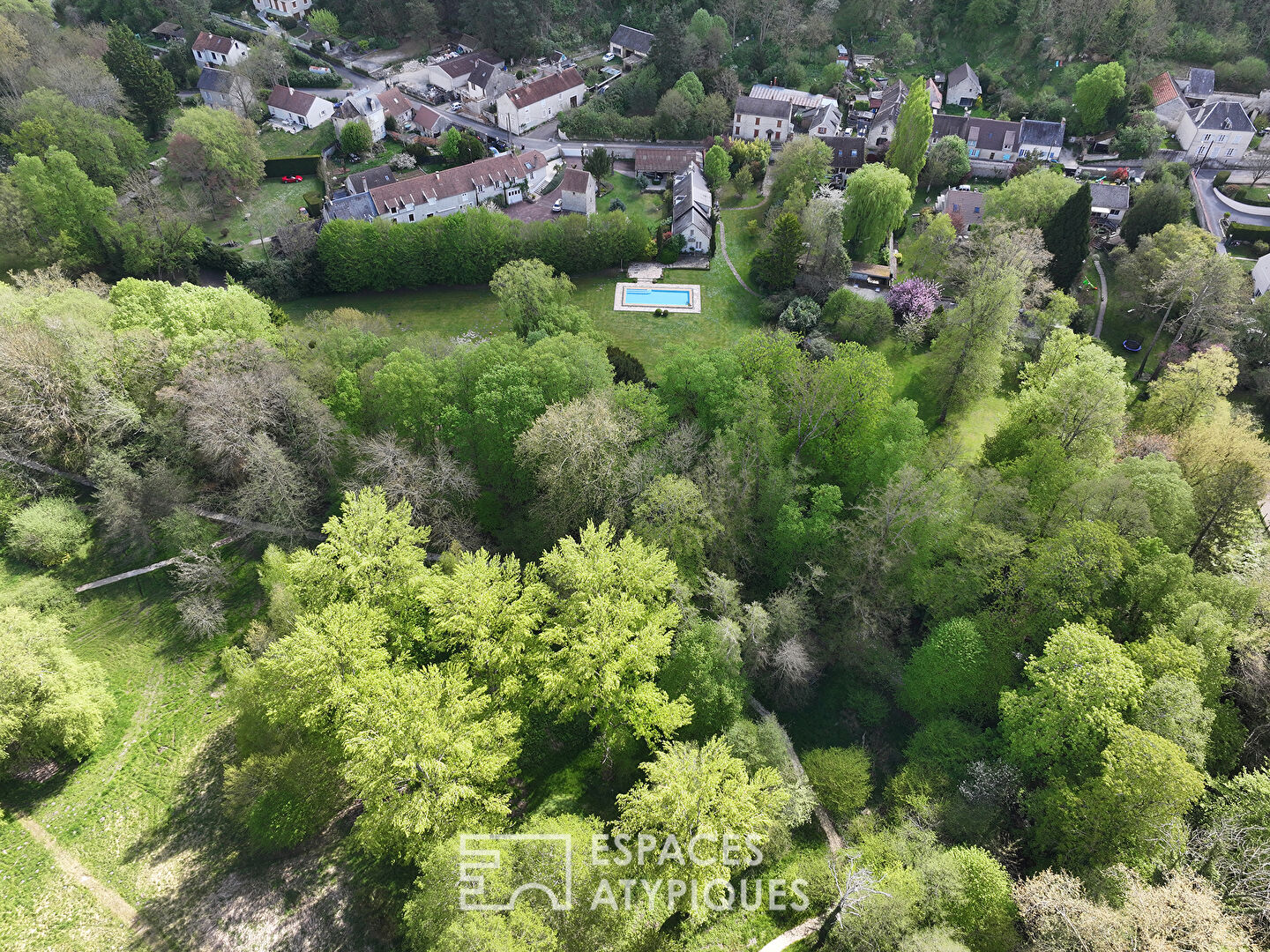 La demeure de campagne dans un parc arboré au sud de Paris