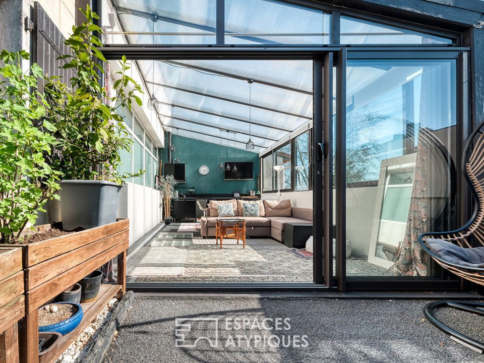 Appartement esprit loft en souplex avec jardin d'hiver et extérieur.