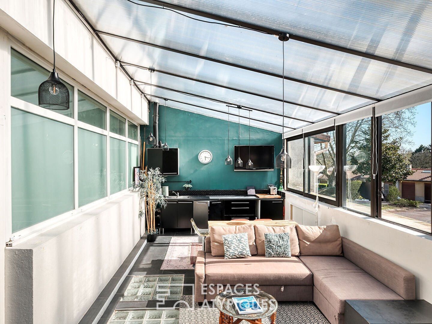 Maison esprit loft en souplex avec jardin d’hiver et extérieur.