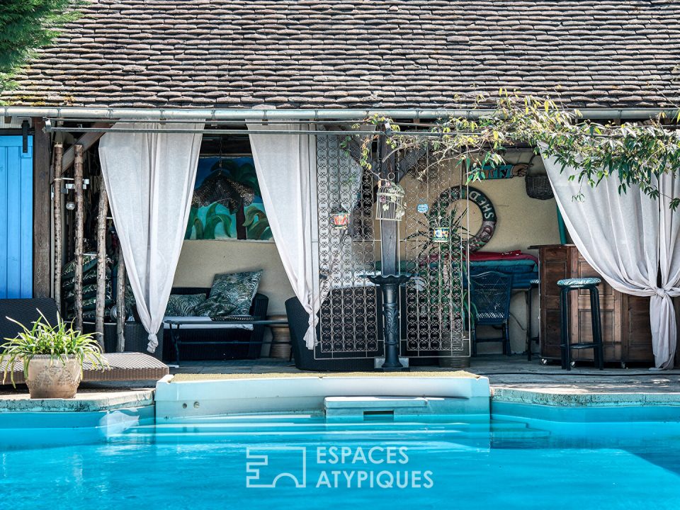 Maison de charme avec piscine et jardin dans un village calme et naturel.