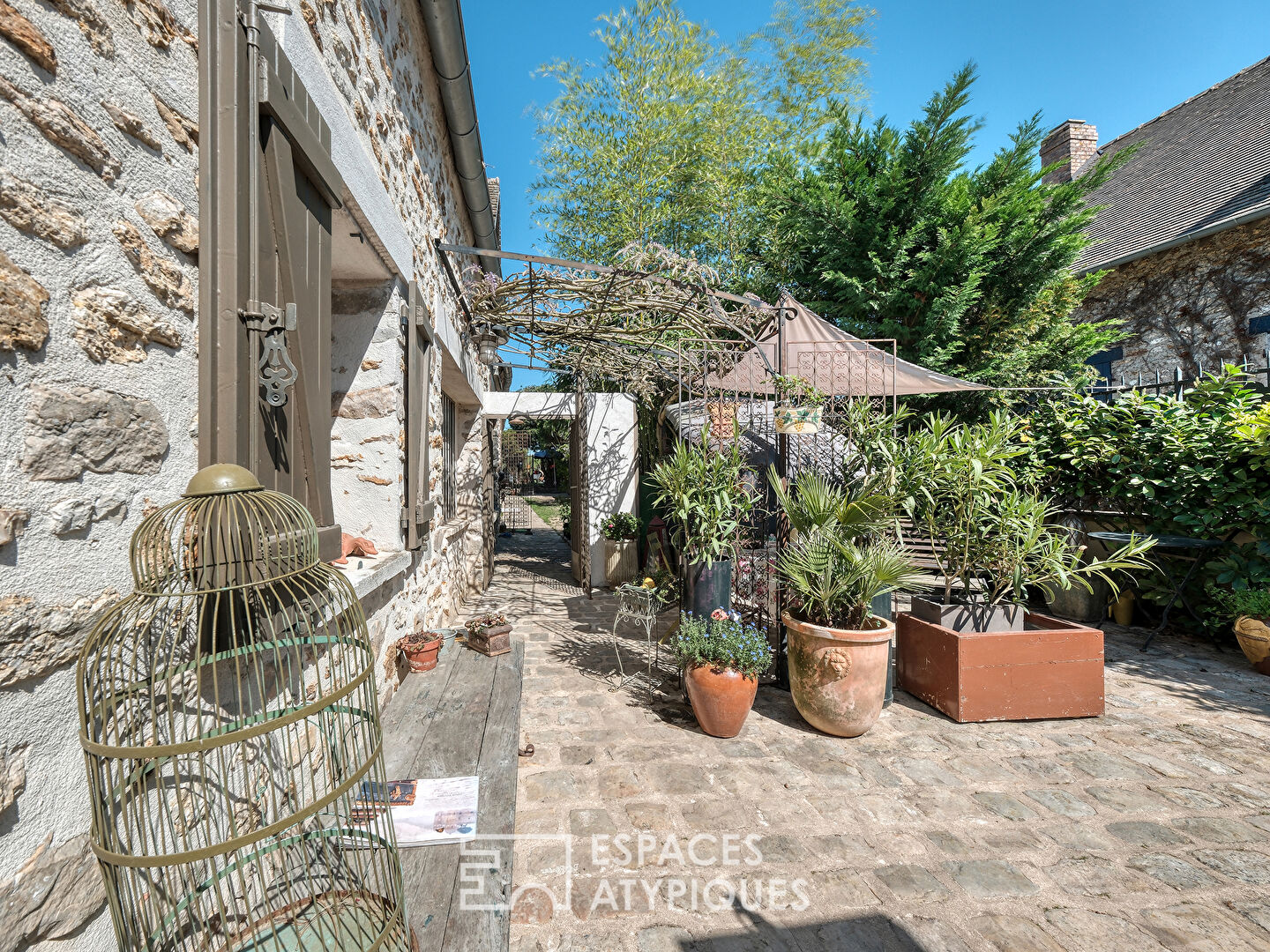 Maison de charme avec piscine et jardin dans un village calme et naturel.
