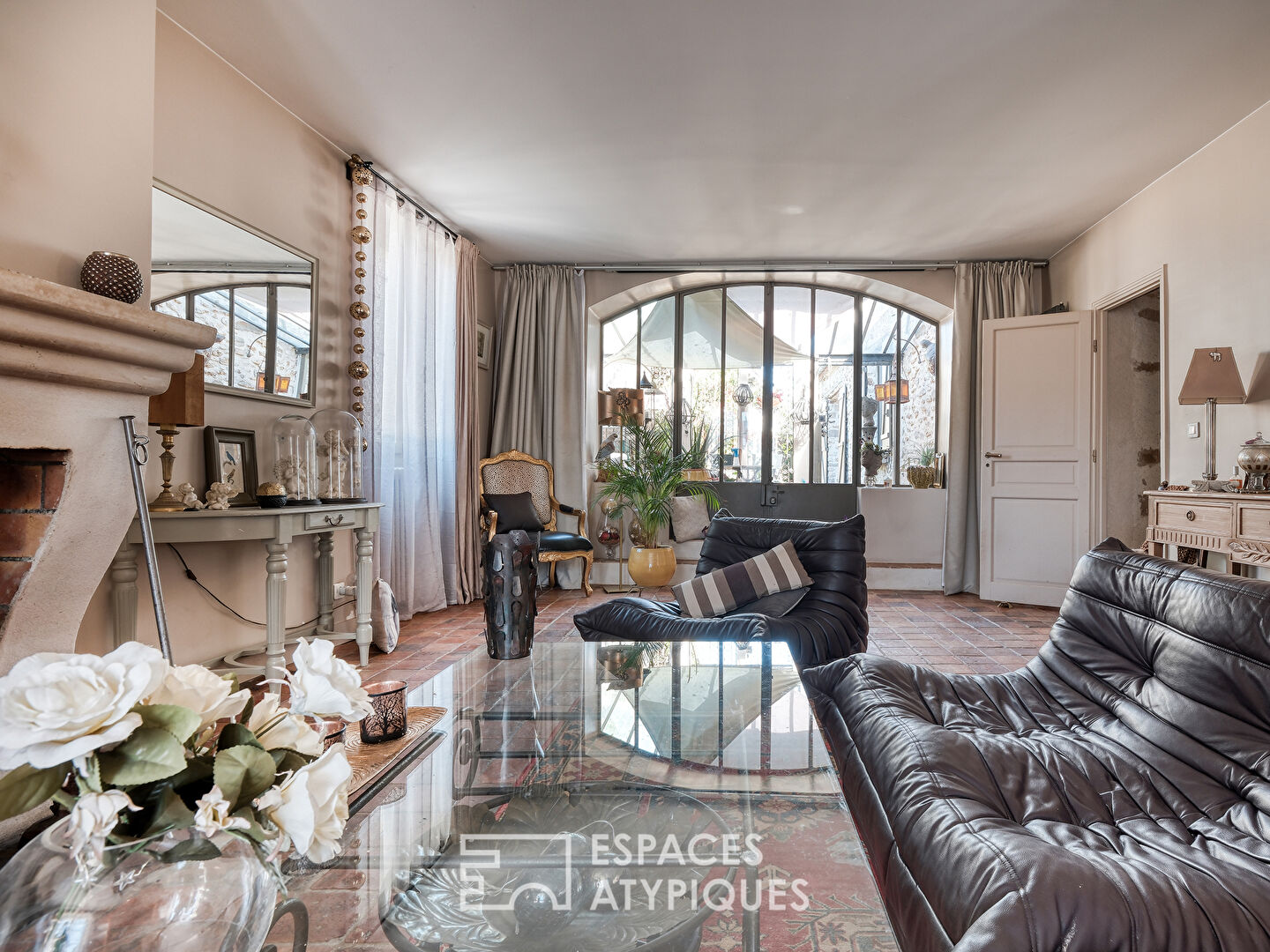 Maison de charme avec piscine et jardin dans un village calme et naturel.