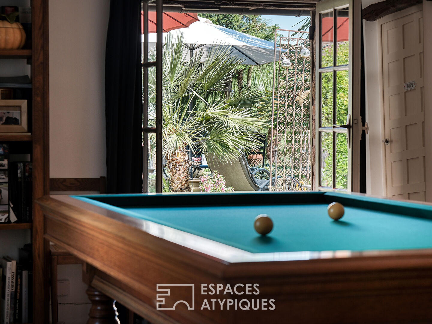 Maison de charme avec piscine et jardin dans un village calme et naturel.
