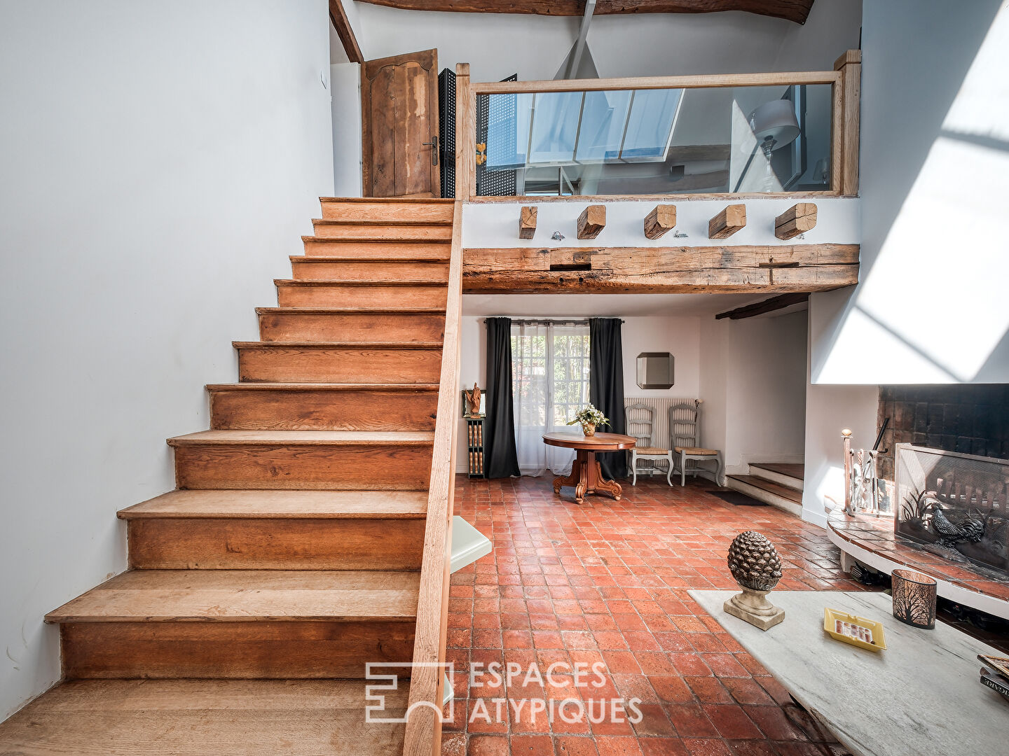 Maison de charme avec piscine et jardin dans un village calme et naturel.