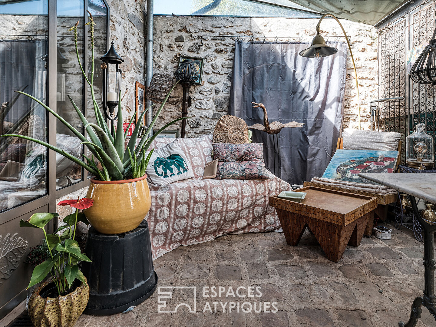 Maison de charme avec piscine et jardin dans un village calme et naturel.