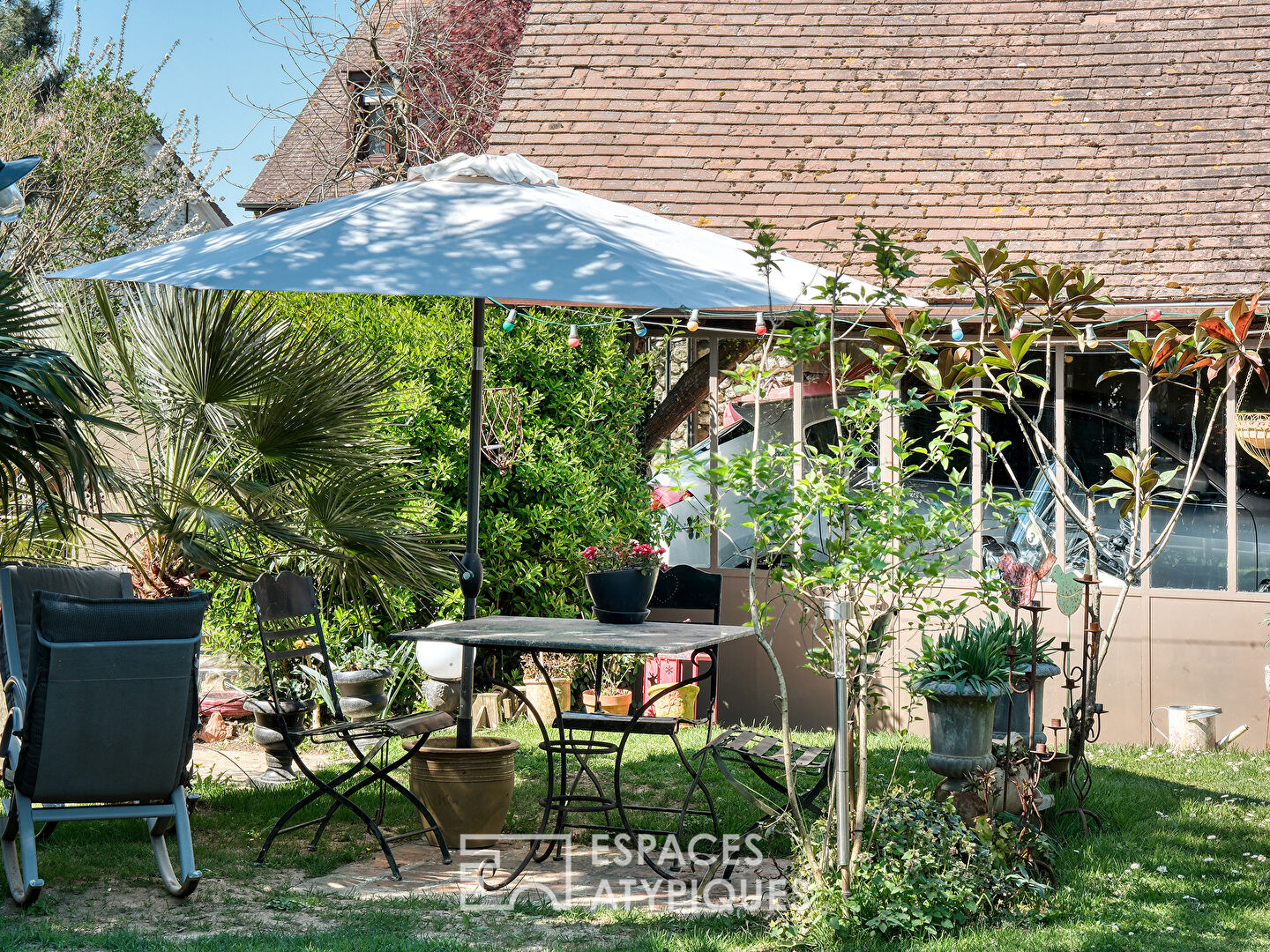 Maison de charme avec piscine et jardin dans un village calme et naturel.