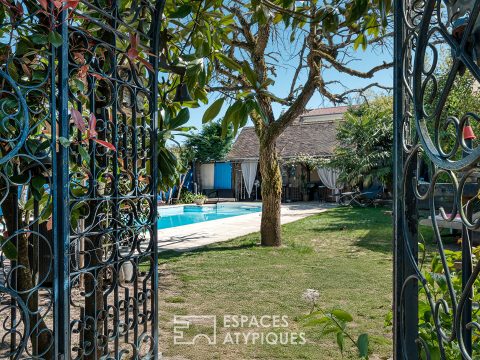 Maison de charme avec piscine et jardin dans un village calme et naturel.