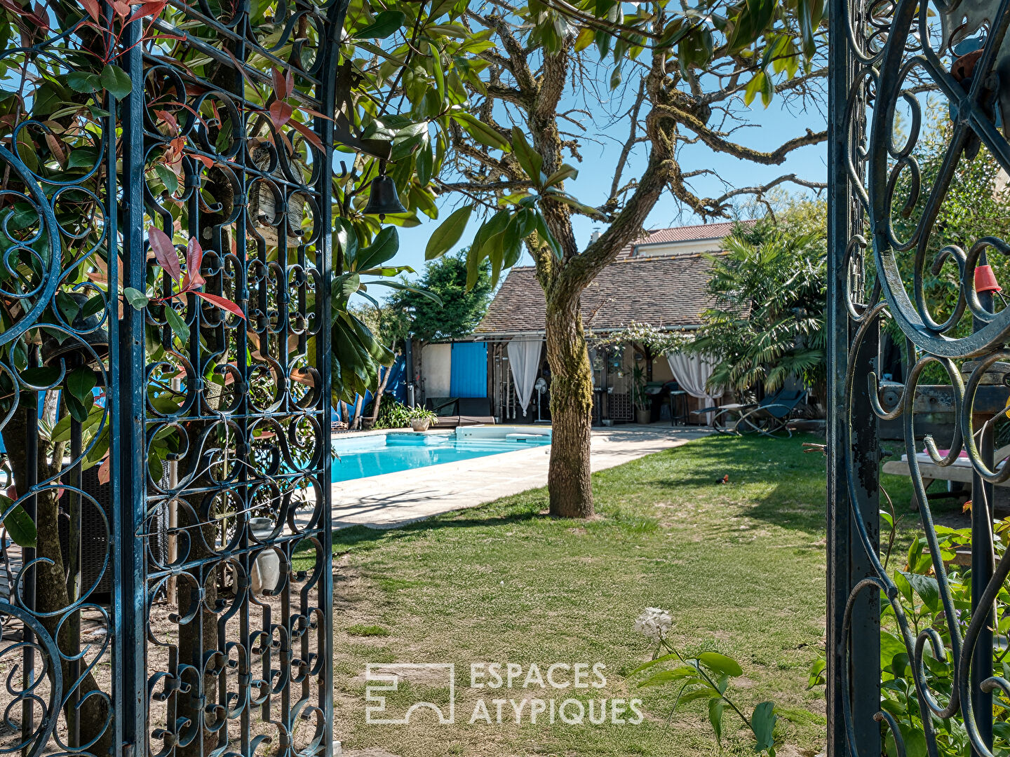 Maison de charme avec piscine et jardin dans un village calme et naturel.