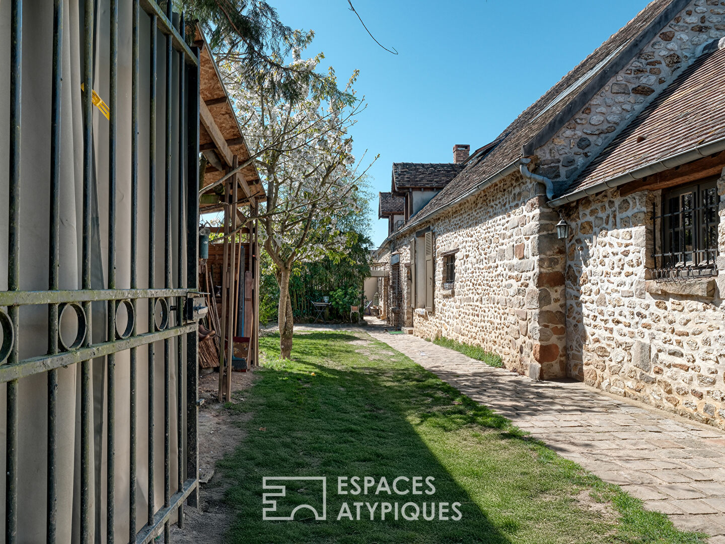 Maison de charme avec piscine et jardin dans un village calme et naturel.