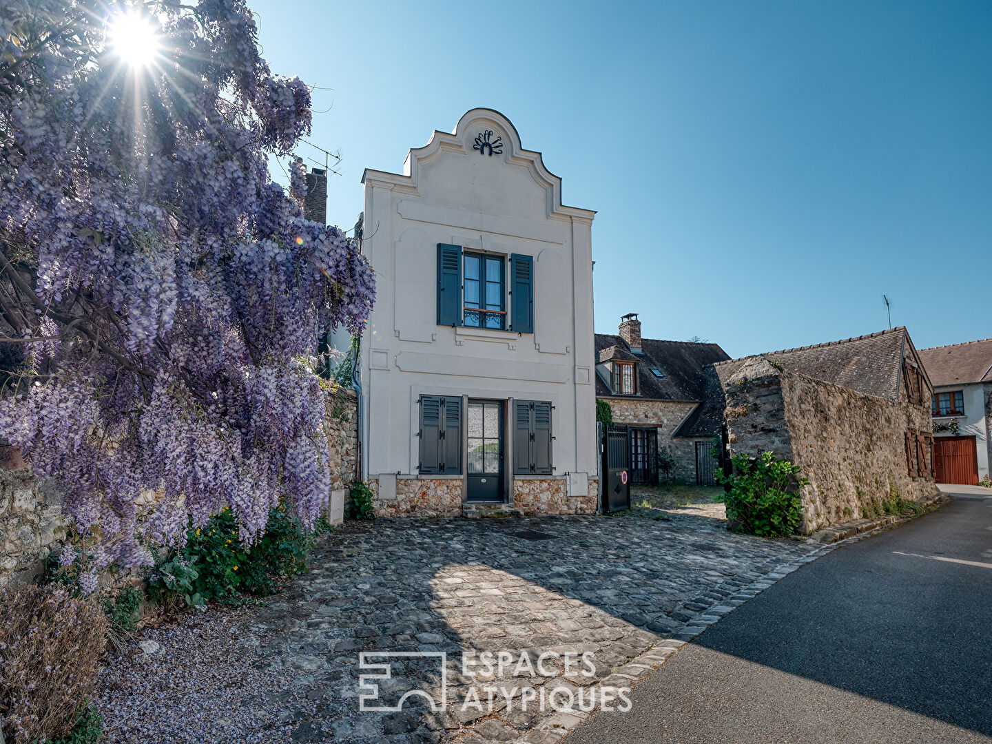 La maison historique dans le centre du village de Saint-Sulpice-de-Favières