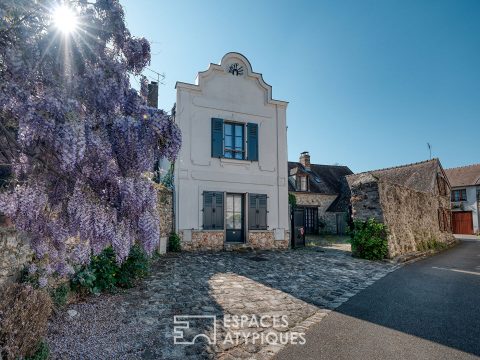 La maison historique dans le village de Saint-Sulpice-de-Favières
