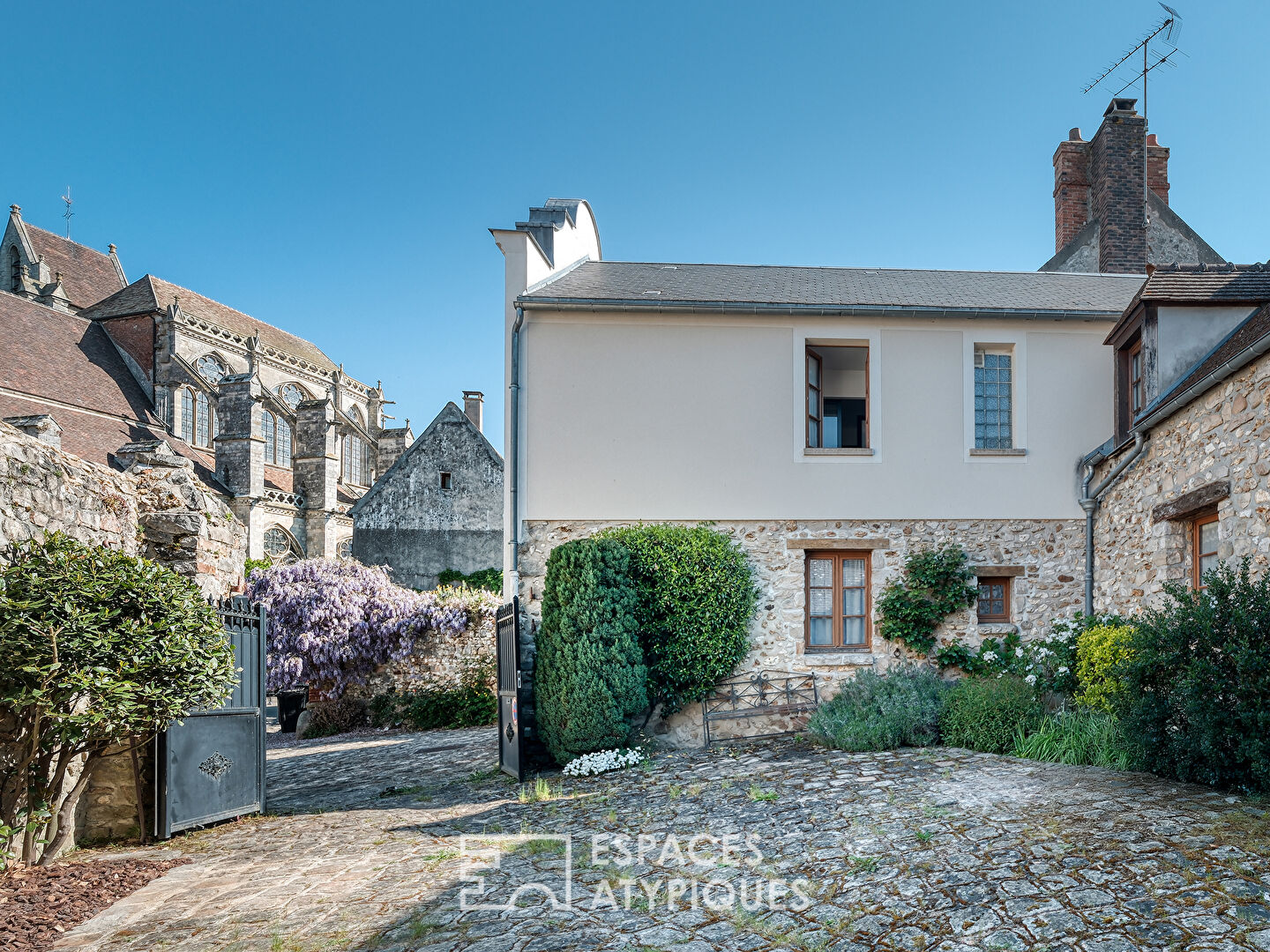 La maison historique dans le village de Saint-Sulpice-de-Favières
