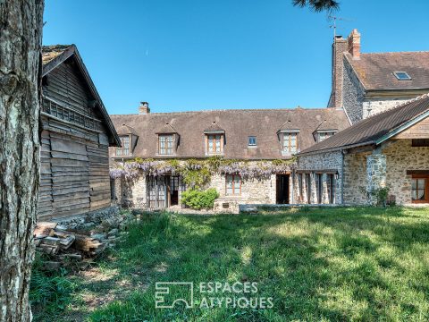 La maison historique dans le village de Saint-Sulpice-de-Favières
