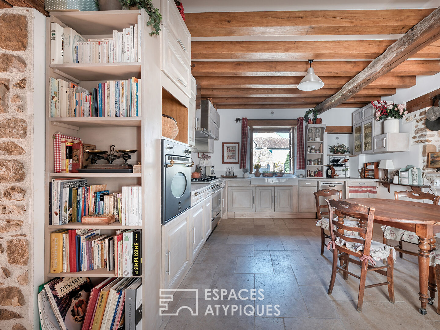 La maison historique dans le village de Saint-Sulpice-de-Favières