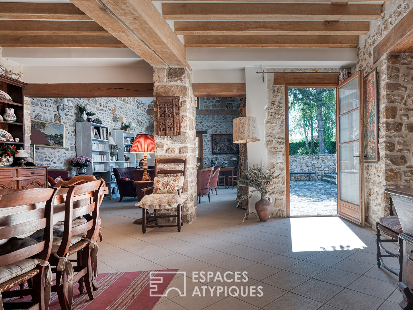 La maison historique dans le village de Saint-Sulpice-de-Favières