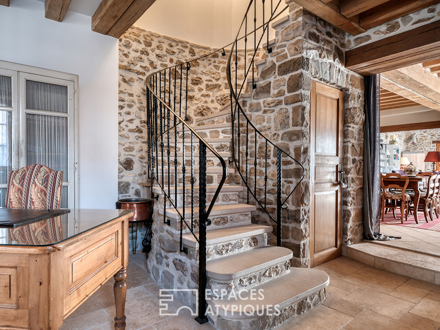La maison historique dans le village de Saint-Sulpice-de-Favières